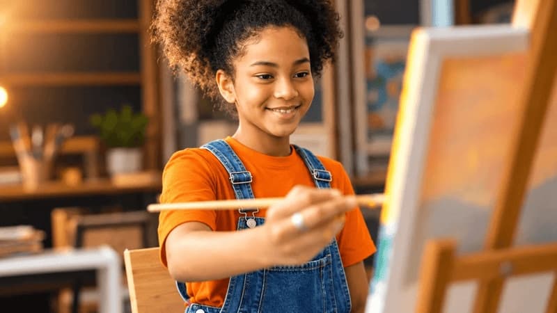 Criança pintando em uma tela