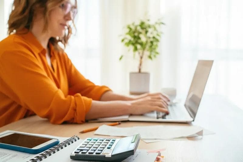 Imagem mostra mulher em uma mesa de escritório